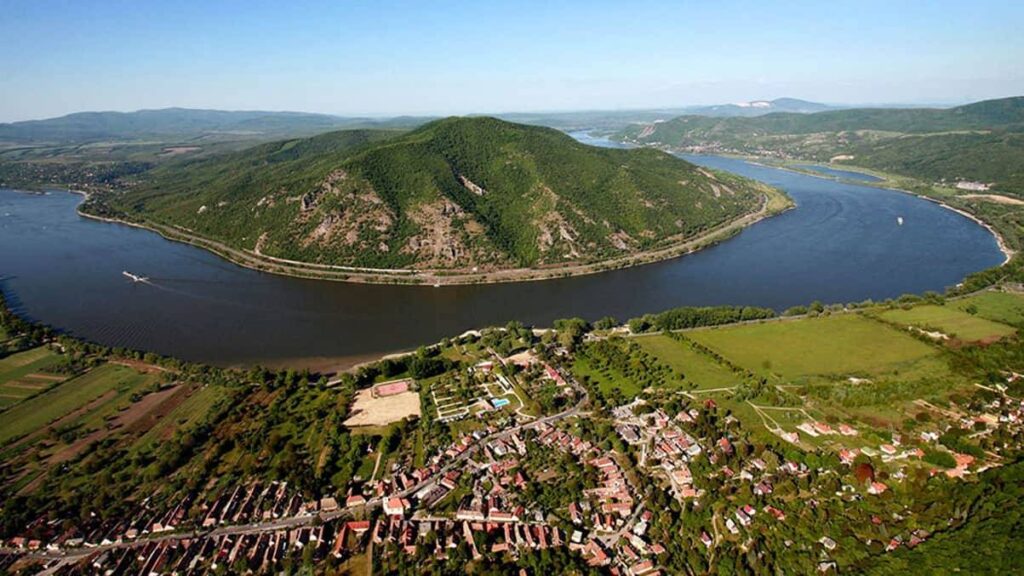 Kanyarog a Duna, repülünk is felette!